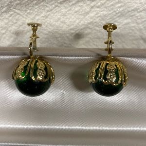 VINTAGE EMERALD GREEN SREW BACK EARRINGS